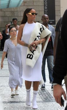 Rihanna-Prague-Tram20160730_0014 Rihanna Balenciaga, Balenciaga Outfit Women, Balenciaga Scarf, Luxury Lifestyle Girly, Rihanna Photos, Rihanna Riri