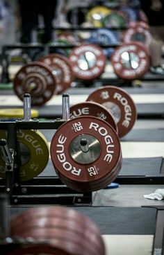 Powerlifting Aesthetic Wallpaper, Powerlifting Wallpaper Iphone, Weightlifting Wallpaper, Powerlifting Aesthetic, Crossfit Wallpaper, Barbell Lifts, Crossfit Men, Holistic Fitness, Bodybuilding Pictures