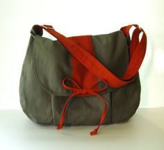 Grey Canvas Messenger bag School Bag, via Etsy. So cute!! Nb Fashion, Messenger Bag School, Handbag School, Laptop Purse, Diaper Bag Tote, Bag School, Canvas Messenger Bag, Fashion Business, Mode Inspo