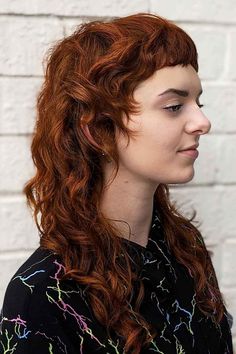 Curly Mullet Haircut, Curly Balayage Hair, Girls With Curly Hair, Mullet Haircuts, Mullet Hairstyles, Dark Brunette Hair, Mullet Haircut, Instagram Hairstyles, Modern Mullet