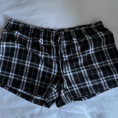 Women's Black & White Plaid Flannel Boxer Shorts. Elastic Waistband With Drawstrings. 3½" Inseam. Never Worn, Brand New. Boxers For Women Shorts, Boxers Outfit Female, Downtown Pants, Lace Boxers, Plaid Boxer Shorts, Black Plaid Shorts, Cute Black Shorts, Boxers For Women, Jeans Boots Outfit