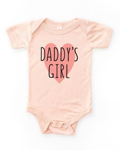 Peach short sleeve onesie with pink heart and daddys girl text in black Baby Onsies Ideas Girl, Baby Girl Onesies Vinyl, Diy Baby Onesies, Fitted Bodysuit, Woman Costumes, Bodysuit Short Sleeve, Funny Onesies