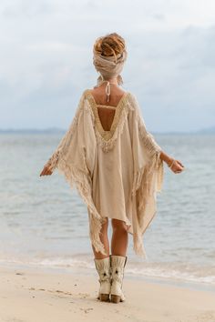 100% Cotton woven & dyed by hand. Wide cut, one size. Prints are made by hand. ◦ ँ ◦ Size guide One size fits from XS to XL. Mixed model Sleeve to sleeve: 87cm Shoulder to bottom: 86cm Coachella Theme Party Outfits, Best Coachella Outfits, Bohemian Style Skirts, Womens Poncho, Fringe Kimono, Music Festival Outfits, Mode Boho, Coachella Outfit, Womens Jackets