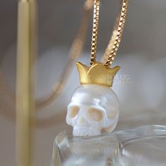 💀CUSTOM made to order Every single piece is hand-carved for the order. Please notice that every skull piece is unique and may have a slightly different shape  💀PEARLS:  Genuine White Freshwater Pearl  Ranging in size, from 10mm to 12mm.  💀NECKLACE : 14Kt Yellow Gold Filled - Box Chain 1mm 18 - 24 inches 925 Sterling Silver - Box Chain 1mm 18 - 24 inches 💀Crown Metal: 14k Yellow Gold Vermeil (Gold over Silver) 925 Sterling Silver 💀 𝕿𝖍𝖆𝖓𝖐 𝖞𝖔𝖚 𝖋𝖔𝖗 𝖘𝖍𝖔𝖕𝖕𝖎𝖓𝖌 𝖜𝖎𝖙𝖍 𝕸𝖊𝖒𝖊? Bone Color Skull Jewelry For Gifts, Bone-colored Skull Jewelry For Gift, Skull-shaped Bone Jewelry For Gifts, Skull Shaped Bone Colored Jewelry For Gifts, Hand Cast Skull Necklace As Gift, Hand Cast Skull Necklace For Gift, Pearl Skull, Carved Pearl, Black Wrapping Paper