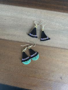 These are hand beaded earrings with seed beads in a brick stitch. You can choose between the Witch's Hat or Witch with Green Head Each earring is hand crafted so no two pair are exactly alike. Beaded Halloween Earrings, Small Beaded Earrings, Earrings With Charms, Beaded Halloween, Hand Beaded Earrings, Witch Earrings, Seed Bead Patterns, Halloween Earrings, Themed Jewelry