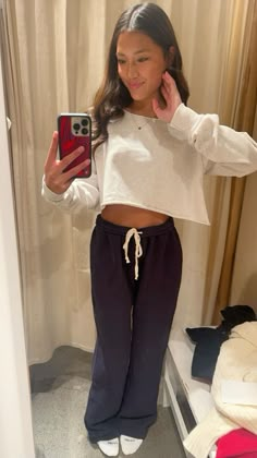 Non Jeans Outfits, Comfy Girl Aesthetic Outfits, Friday Fits For School, Black Straight Leg Sweatpants Outfit, Flowy Sweatpants Outfit, Monday Fits, Brandy Wide Leg Sweatpants Outfit, Comfy Basic Outfits, Wide Leg Sweats Outfit