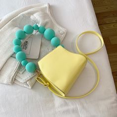 Sac à bandoulière en cuir jaune de qualité, de forme géométrique et orignal. Vous ne passerez pas inaperçue lorsque vous vous baladerez avec ce sac à main. Yellow Top Handle Bucket Bag For Travel, Trendy Yellow Bucket Bag For Everyday, Yellow Retro Shoulder Bag For Everyday Use, Trendy Yellow Everyday Bucket Bag, Trendy Yellow Shoulder Bag With Adjustable Strap, Trendy Yellow Hobo Bag With Adjustable Strap, Yellow Crossbody Bucket Bag For Travel, Trendy Yellow Hobo Bag For Daily Use, Trendy Yellow Satchel With Adjustable Strap