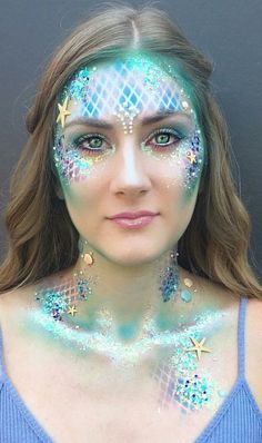 Carnaval 2019: Fantasias, tendências e looks - 50 fotos p/ brilhar na folia Mermaid Costume Makeup, Edc Makeup, Mermaid Makeup Halloween, Evil Mermaids, Fantasy Make-up, Halloweenský Makeup, Halloween Make-up Looks, Mermaid Halloween Costumes, Mermaid Halloween