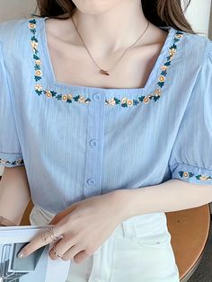 Casual Floral Embroidery Square Neck Top, Casual Square Neck Top With Floral Embroidery, Casual Floral Embroidered Square Neck Top, Shirt Patterns For Women, Shirt Patterns, Square Neck Blouse, Blouse Elegant, Sewing Tutorials Clothes, Chic And Elegant