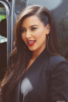 . Kim Kardashian Hair, Kardashian Hair, Dance Hairstyles, Penteado Cabelo Curto, Red Lipstick, Hair Envy, Curled Hairstyles, Hair Dos, Gorgeous Hair