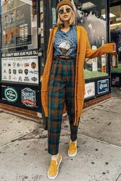 Jul 12, 2019 - Plaid pants are no longer referred to as boring since it is a major trend to follow this season. Join us in order to always look fresh and stylish! Long Cardigan Outfit, Plaid Pants Outfit, Celana Fashion, Look Grunge, Outfit 2020, Mode Tips, Chique Outfits, Cardigan Outfits, Plaid Fashion