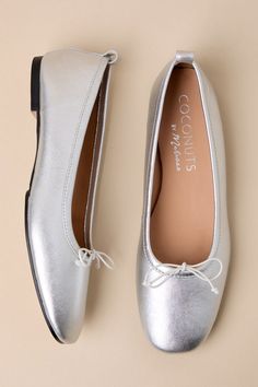 The chic and timeless presence of the Coconuts by Matisse Nikki Silver Metallic Leather Bow Ballet Flats will make them the perfect addition to any trendy 'fit! Shiny metallic genuine leather shapes these unique flats that feature a rounded toe upper adorned with a cute bow detail and a slip-on silhouette with a convenient pull tab at the back. Pair with your favorite jeans and a white tee for a simple and stylish look! Available in whole sizes only. 0. 25" rubber heel. Cushioned insole. Nonskid Trendy Fits, Casual Wedding Dress, Leather Bow, Cute Bow, Leather Bows, Spring Shoes, Rubber Heels, Cute Bows, White Tee