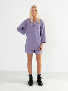 "ROSEMARY is an oversized linen shirt. DETAILS - Loose fit - Long sleeves - Breast pockets - Small coconut buttons closure, also available with large coconut buttons - 100% lightweight European linen fabric - Cut and sewn to order just for you in our studio COLOR - Violet Tulip, you can also choose other colors above - Fabric samples are available here https://www.etsy.com/listing/586569696/linen-fabric-samples SIZING & FIT - Relaxed, loose fit - Model is wearing a size XS - Model is 5'8\" / Relaxed Fit Linen Tops With Buttoned Pockets, Oversized Linen Top With Button Closure, Oversized Linen Blouse With Button Closure, Oversized Linen Shirt With Button Closure, Oversized Linen Top With Buttons, Oversized Linen Button-up Blouse, Oversized Linen Blouse With Pockets, Oversized Linen Top With Roll-up Sleeves, Oversized Linen Collared Blouse