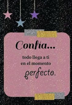 a pink sign with stars hanging from it's sides that says confia too lega at en el momento perfects