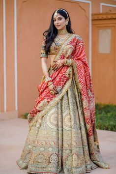 Bandhani Wedding Lehenga, Engagement Lehenga Indian Simple, Simple Engagement Looks For Indian Bride, Mehendi Looks For Bride, Marriage Clothes, Engagement Lehenga, Sabyasachi Bride