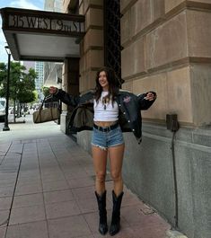 Traje Cowgirl, Black Cowboy Boots Outfit, Summer Boots Outfit, Western Boots Outfit, Country Concert Outfits, Cowgirl Style Outfits, Looks Country, Nashville Outfits, Country Concert