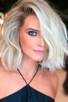 How to go platinum blonde? Whether you have a cool or warm skin tone, this may be a great option for you. #platinumblondehair #glaminati #lifestyle Bleach Platinum Blonde Hair, Blonde 2023 Trends, Short Platinum Blonde Hair, Blonde Hair Colour Shades, Unnatural Hair Color, Platinum Blonde Bobs, Platinum Blonde Hair Color, Color Rubio, Latest Hair Color