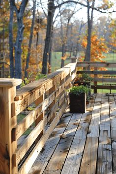 DIY Pallet Deck Railing Glass Railing Deck, Deck Bench, Cable Railing Deck, Deck Railing Ideas, Bamboo Decking, White Deck, Deck Railing Design, Railing Ideas, Wood Railing