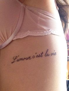 a woman with a tattoo on her stomach that reads, l'entour des la vie