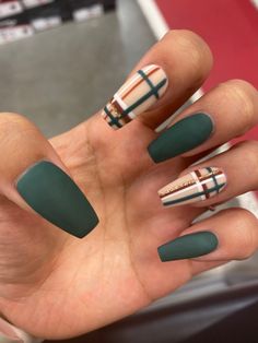 Fall Diy Nails, Sweater Nails Short, Plaid Dip Nails, Fall Winter Nails 2024, Nail Inspo Checkered, Sweater And Plaid Nails, Flannel Acrylic Nails, Plaid Accent Nails, Late Fall Early Winter Nails