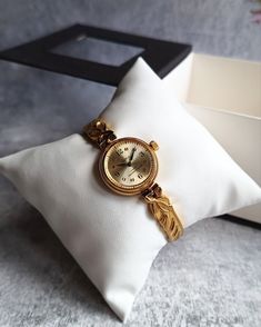 Vintage women's small mechanical watch with a beautiful bracelet. The watch looks very elegant on a woman's wrist and goes well with other accessories. It perfectly captures the vintage style! It will be a great gift for lovers of vintage accessories. The watch is delivered in a beautiful box, so it is perfect as a gift. Peculiarities Movement - mechanical. Case size - 22 mm (0.8 inches) Bracelet length - 16.5-17 cm Year of issue - 1990s Case color - gold Dial color - gold Condition - vintage, t Timeless Self-winding Evening Watch, Yellow Gold Bracelet Strap Watch, Formal Watch With Bracelet Strap, Elegant Yellow Gold Self-winding Watch, Elegant Gold Jewelry And Watches For Formal Occasions, Gold Analog Watch For Evening, Gold Watches With Bracelet Strap For Evening, Elegant Gold Watch With Bracelet Strap, Gift Watches With Jubilee Bracelet