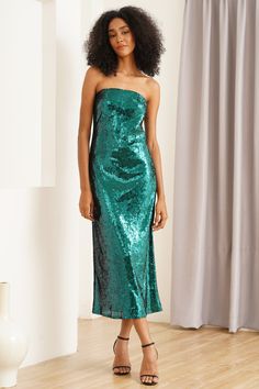 FINAL SALE! Get ready to shine this season with the stunning Ariana Sequins dress. This strapless dress is the perfect combination of sophistication and comfort. LENGTH: 44" from top of center back FABRIC: 100% POLYESTER STYLE#: DR-21157 in EMERALD SEQUINS - EMESQ *Dry clean only*Model is wearing a size XS Ariana Dress, Printed Silk Dresses, Wedding Dressses, Womens Dress Coats, Sequins Dress, Yumi Kim, Cute Wedding Dress, Sequin Party Dress, Special Dresses