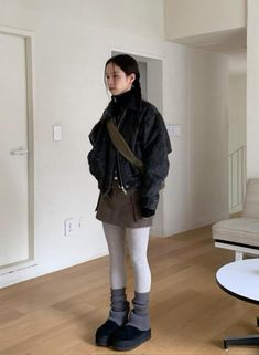 릿킴 Korean Winter Style, Work Boots Outfit, Errands Outfit Winter, Japanese Winter Fashion, Athleisure Outfits Winter, Uggs Outfit Winter, Sweater Leggings Outfit, Puffer Outfit, Cold Outfit