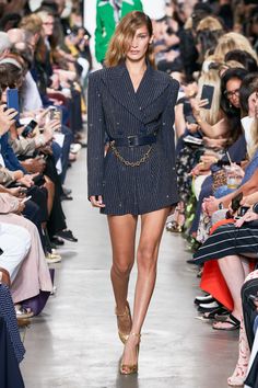 Michael Kors Collection Spring 2020 Ready-to-Wear Collection - Vogue Haute Couture Style, Carrie Bradshaw, Mode Inspo, Blazer Fashion, Mode Inspiration