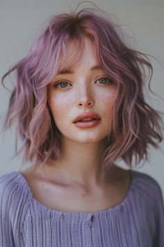 Young woman with wavy pastel purple hair and freckles looking at the camera. Beautiful Hair Color Ideas, Summer Hair Color Ideas, Layered Bobs