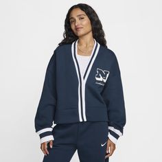 An extra oversized take on a classic collegiate staple: the cardigan. You're sure to fall in love with the soft feel of fleece, while its roomy design makes you feel—and look—stylishly carefree. Nike Sportswear Phoenix Fleece, Navy Fashion, Women Lifestyle, Oversized Cardigan, Outerwear Sweater, Stay Cozy, Retro Look, Navy Women, Knitwear Women