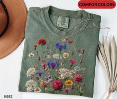 Introducing our stunning floral comfort color shirt, designed to bring a touch of nature and style to your wardrobe. This shirt features a beautiful botanical pattern that captures the essence of blooming wildflowers, making it the perfect choice for anyone who loves boho floral shirts. Made with soft materials, this comfort colors shirt ensures you stay cozy whether you're lounging at home or out with friends. It's not just a shirt; it's a floral graphic tee that makes an ideal gift for her on Plant Shirts, Vintage Floral Shirt, Grungy Style, Floral Shirts, Oversized Tee Shirt, Cottagecore Shirt, Botanical Shirt, Gardening Shirts, Floral Graphic