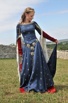 Medieval Gown, Medieval Garb, Medieval Clothes, Medieval Costume, Medieval Clothing, Medieval Dress, Medieval Fashion, Fantasy Dress, Historical Costume