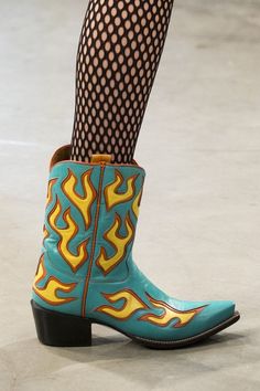 Фотография Bota Country, Dr Shoes, Waistband Pants, House Of Holland, Crazy Shoes, Cowgirl Boots, Shoe Game, Look Cool, London Fashion Week