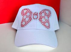 Add a touch of sparkle and whimsy to your theme park adventures with a Rhinestone Hat with a bow, the ultimate Bling Hat for fans of the girl mouse character. This Ladies Ponytail Hat featuring polka dot bows is the perfect gift for any mouse lover, making their visits to theme parks even more magical and stylish. FEATURES 💎 High-quality, diamond-cut rhinestones 💎 Six panel, Pre-curved visor 💎Velcro adjustable closure 💎One size fits most 💎100% Acrylic 💎 Every hat is made by myself or a mem Luxury Fitted Hat With Bow, Y2k Hats, Rhinestone Hat, Bling Hat, Mouse Character, Hat With Bow, Ponytail Hat, Rhinestone Designs, Theme Parks