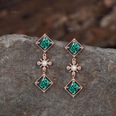 Product Detail Material: 925 Sterling Silver, 10k/14k/18k Solid Rose/White/Yellow Gold, Platinum Quantity: 2pcs (a pair) earrings Center Stone: 4x4mm Princess Cut Lab Emerald Side Stones: 2mm Round Cut Moissanites Custom Service 1, Gemstones can be replaced with others. 2, All metal can be customized. 3, The earrings can be customized according to the design you want. Please contact us if you need any personalized custom earrings. We will try our best to meet your needs. Only you can't think of it, we can't do it without us. Shipping It's made-to-order jewelry, it will take 2-4 weeks to make it. Once the pendant/necklace is finished, it will be sent by USPS, FedEx or DHL. Return & Refund There is a 30-day return guarantee. But as it's handmade pendant/necklace, handcrafted fee and shipping Emerald Drop Earrings, Emerald Earrings Drop, Handmade Pendant Necklace, Stone Dangle Earrings, Earrings Art, Vintage Princess, May Birthstone, Art Deco Earrings, Earrings Women