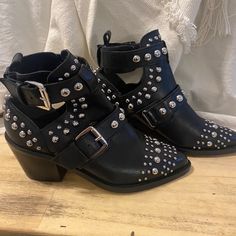 Style: Sybil Black Bootie Never Worn - Perfect Condition Size 36 Kurt Geiger Shoes, Kurt Geiger, Black Booties, Bootie, Bootie Boots, Ankle Boots, Women Shoes, Boots, Women Shopping