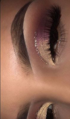 Quince Makeup For Purple Dress, Wine Color Makeup Ideas, Quince Makeup Purple And Gold, Dark Purple Quince Makeup, Quinceanera Makeup Purple, Rose Gold Quince Makeup, Pink Glam Makeup Looks, Pink Eyeshadow Quinceanera, Golden Purple Eye Makeup