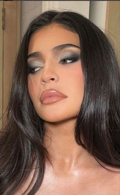 #kylie_jenner Asian Glam Makeup, Kylie Jenner Makeup Look, Grey Eye Makeup, Makeup 2024, Black Smokey Eye Makeup, Kylie Makeup, Going Out Makeup, Work Makeup