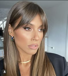 Bronde Haircolor With Bangs, Front Fringe Hairstyles, Butterfly Bangs Hair, Brown Hair Balayage, Haircuts Straight Hair, Long Hair With Bangs, Hair Inspo Color, Brunette Hair, Aesthetic Hair