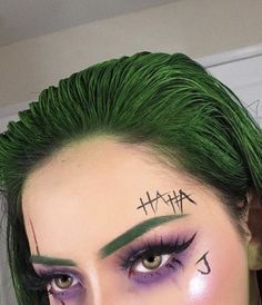 Fun Make Up Looks Halloween, Halloween Costumes Green Hair, Joker Eyeshadow, Easy Halloween Make Up Look, Glam Halloween Costume, Makeup Costume Ideas, Joker Character, Makeup Clown, Makeup Zombie