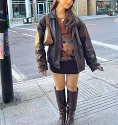 Grace Brinkly Outfit, 70s Leather Jacket Outfit, Outfit Ideas With Vest, Fall Outfits Jackets, How To Style Leather Jacket, Cute Brown Outfits, Fall Vintage Outfits, Outfits With Leather Jackets, Styling Leather Jacket