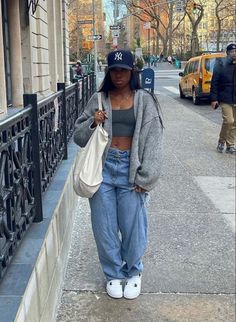 Lookbook Outfits 2024, Outfit With Hat Black Women, Old 90s Fashion, Y2k Fashion Street Styles Baddie, Streetwear 2023 Women, Baggy Spring Outfit, Dana Rose Outfits, Streetwear Fashion Women Summer 2023, Sustainable Outfit Ideas