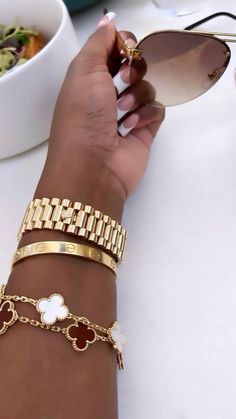 Estilo Khloe Kardashian, Girly Accessories