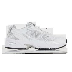 Affichez un style pointu avec la New Balance 530 en blanc et argent. Cette sneaker, véritable icône de la mode, se distingue par son allure raffinée et sa palette de couleurs éclatantes. Conçue pour s'accorder à votre garde-robe contemporaine, elle assure une allure distinguée tout en privilégiant le confort. Nb Logo, Grey New Balance, Shiny Shoes, Japanese Store, Shoe Inspo, New Balance Men, New Balance Sneakers, New Balance Women