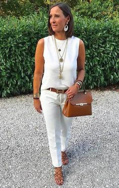 Moda Over 50, Looks Jeans, Stylish Outfits For Women Over 50, White Crop Pants, Summer Outfits Women Over 40, Stylish Summer Outfits, 50 Style, 60 Fashion, Over 50 Womens Fashion