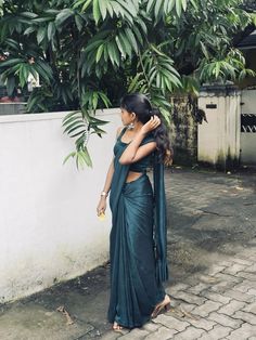 Saree For Brown Skin Tone, South Indian Saree, Dupatta Styling, Drape Lehenga, Floral Lehenga, Fancy Sarees Party Wear, Saree Photoshoot, Classy Photography, Indian Saree