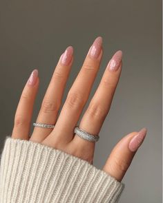 30+ Cute Engagement Nail Ideas Perfect For Celebrating; sparkle nails! This includes engagement nails, engagement nails ideas simple, engagement nails almond, engagement nail art, engagement nails acrylic, engagement nails ideas acrylic, engagement nails square & more! This also includes engagement nail ideas summer, engagement nail ideas spring, engagement nails acrylic simple, white nails ideas, engagement nail designs, rose gold nails and more! #engagementnails #engagementnailsideas White Chrome Nails, Pale Pink Nails, December Nails, Chrome Nail Art, January Nails, February Nails, Nagel Tips, Festival Nails