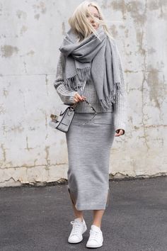 figtny.com | Grey Layers Mode Over 50, Vinter Mode Outfits, Fall Winter Fashion Trends, Sneakers Fashion Outfits, Fashion Trends Winter, Mode Casual, Grey Outfit, Looks Street Style, Rock Chic