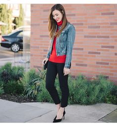 Cool Winter Outfits, Winter Outfits Ideas, Red Turtleneck Sweater, Turtleneck Outfit, Jean Jacket Outfits, Cool Winter, Black Jeans Outfit, Red Turtleneck, Winter Outfits For Work