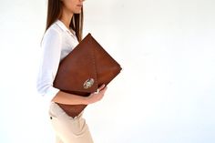 Embrague cuero de Brown / caja del ordenador portátil por AnaKoutsi Luxury Brown Envelope Clutch, Chic Brown Briefcase For Formal Use, Chic Brown Formal Briefcase, Modern Brown Clutch As Gift, Modern Brown Clutch For Gift, Modern Brown Clutch For A Gift, Modern Brown Clutch Perfect For Gifts, Elegant Brown Clutch For Everyday Use, Chic Brown Travel Clutch